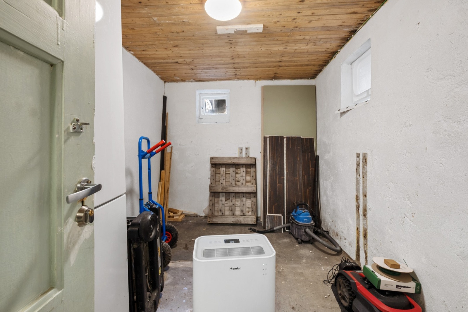 Egen bod i kjeller. I tillegg har den et stort loft i den andre delen av bygget. Galleribilde