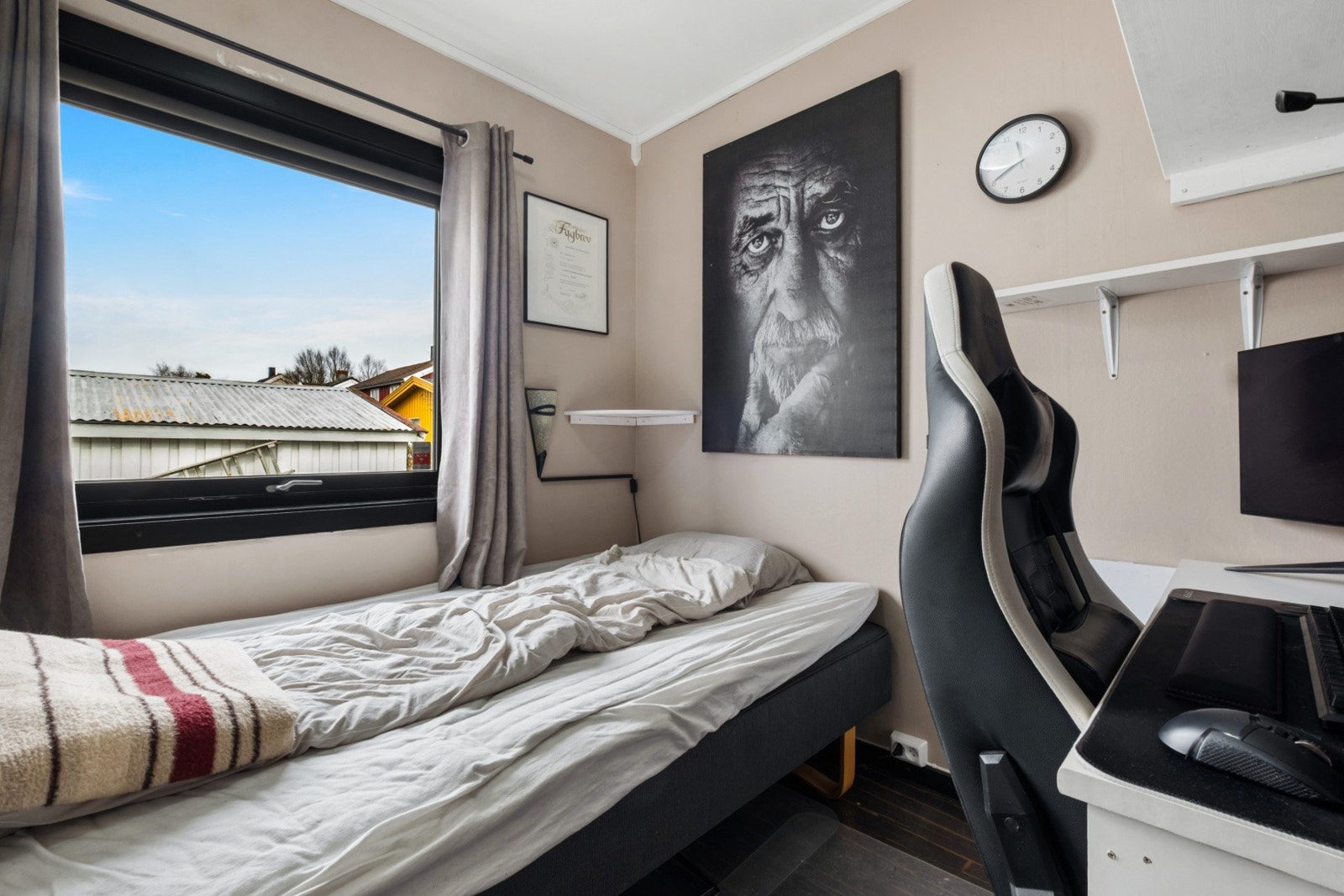 Leiligheten har to soverom. Dette rommet egner seg godt som barnerom, gjesterom eller kontor. Galleribilde