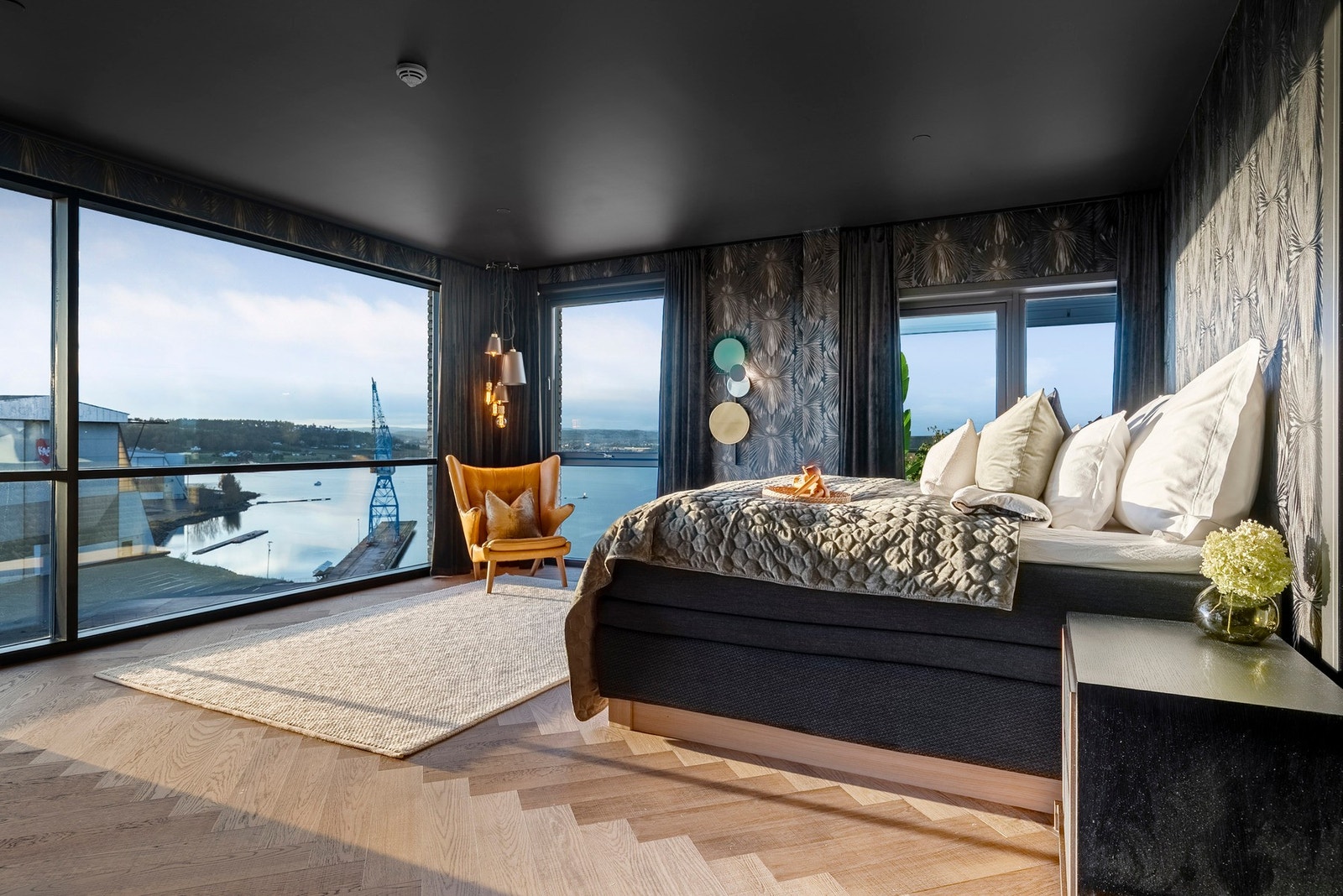 Hovedsoverommet er en drømmesuite av de sjeldne, med stort areal, panoramavinduer mot fjorden og utgang til balkong på 30 kvm Galleribilde