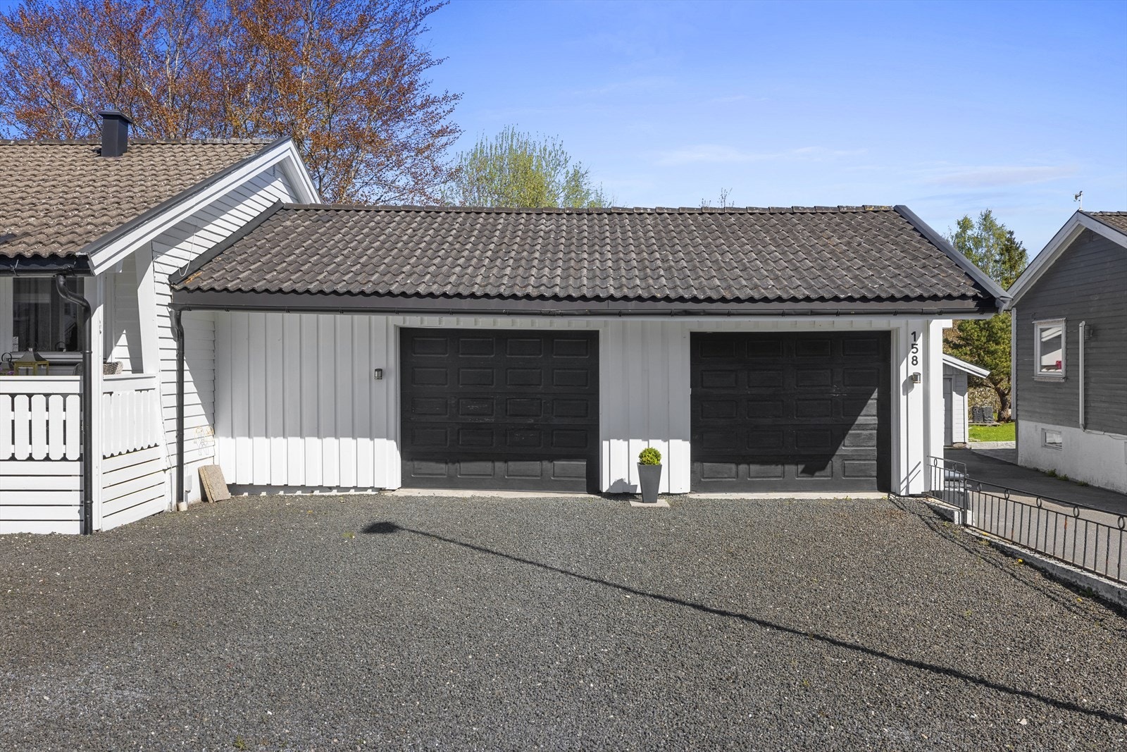 Stor dobbel garasje med god plass til både bil og lagring Galleribilde