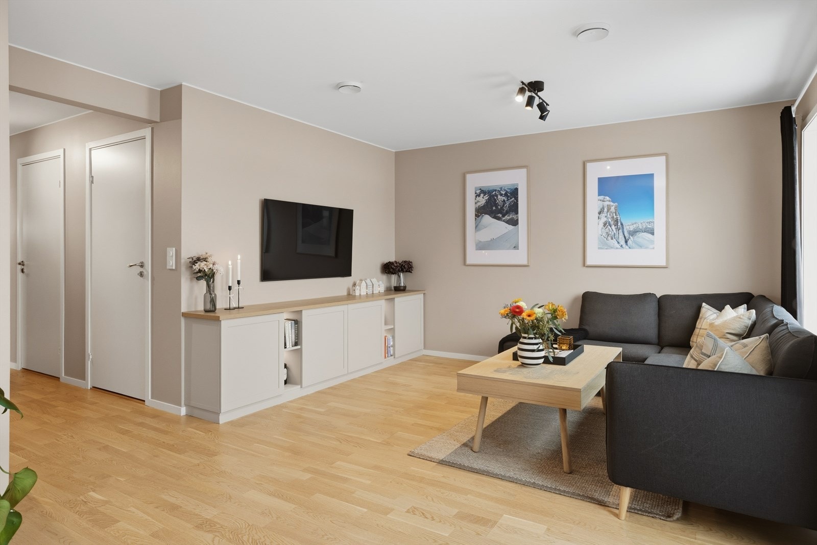 Lys og innbydende stue med moderne detaljer og god romfølelse, perfekt for hygge og sosiale sammenkomster. Galleribilde