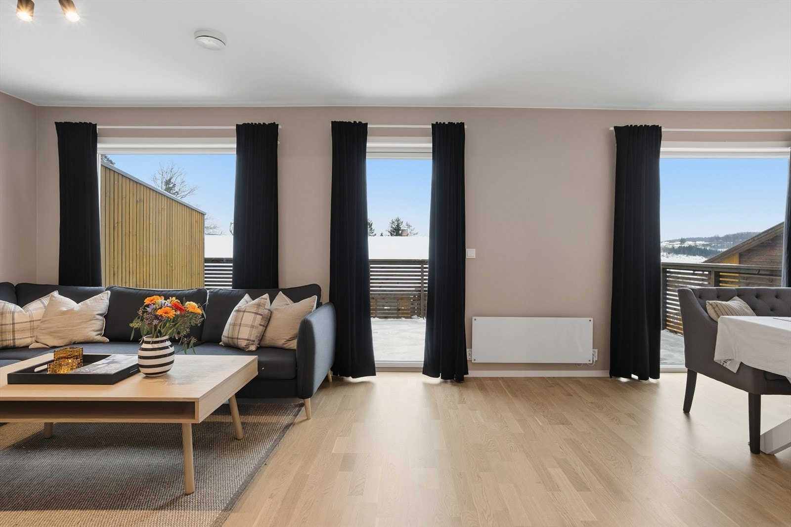 Lys og luftig stue med store vinduer, som gir flott utsikt og naturlig lysinnslipp. Perfekt for avslapning og samvær. Galleribilde