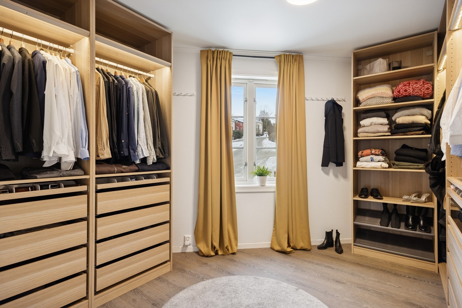 Romslig walk-in-closet med flere muligheter for oppheng, rikelig skapplass og praktiske hyller. Rommet er opprinnelig et soverom. Galleribilde