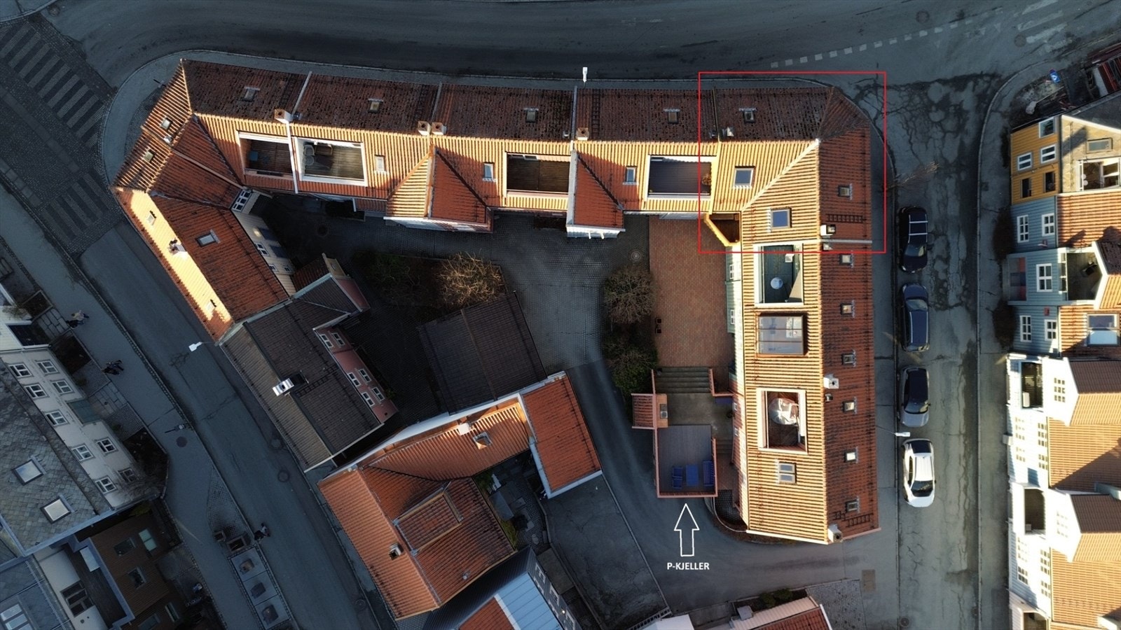 Ikke mange sentrumsnære eneboliger som kan skilte med egen p-plass i kjeller. Galleribilde