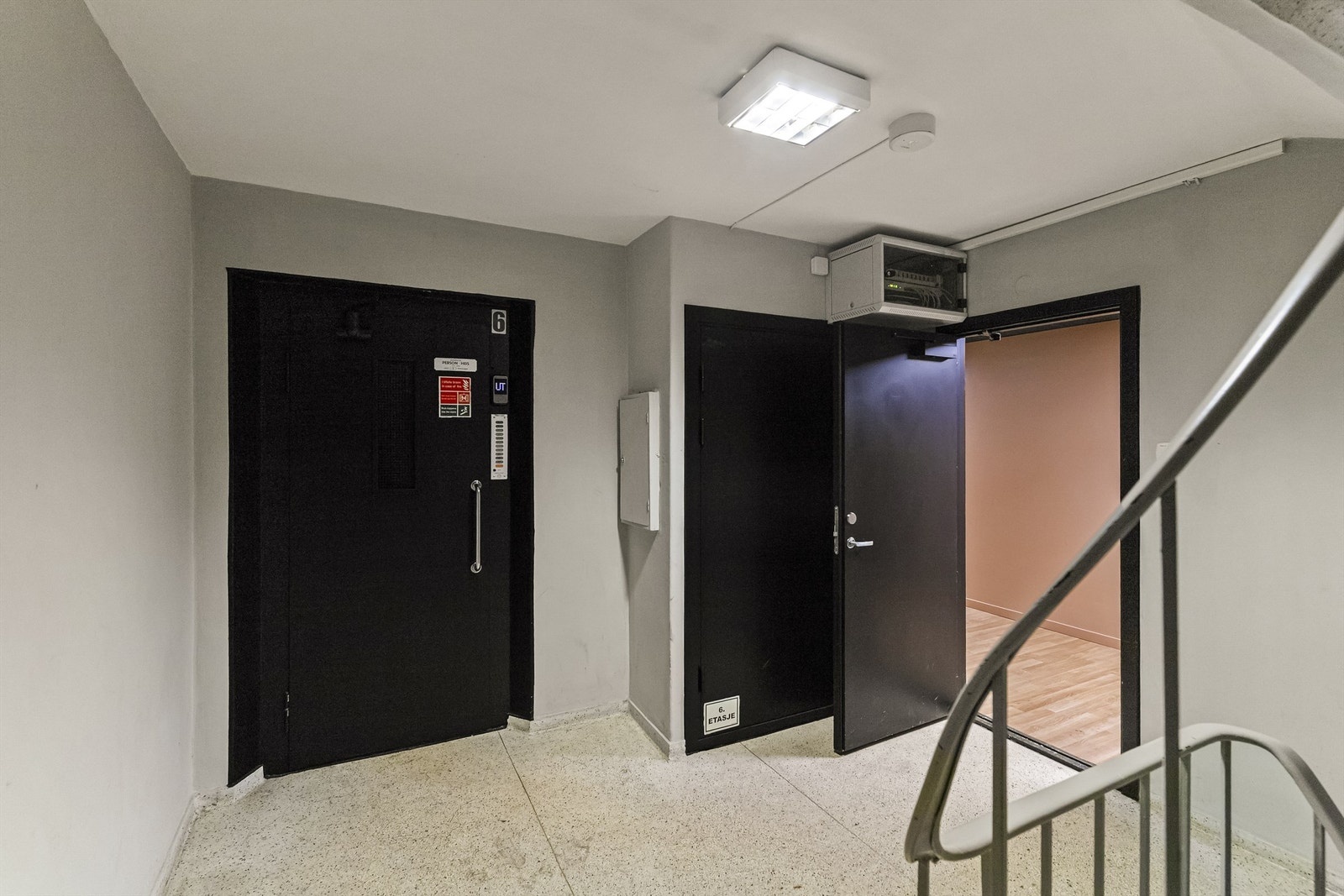 Trappegang med heis Galleribilde