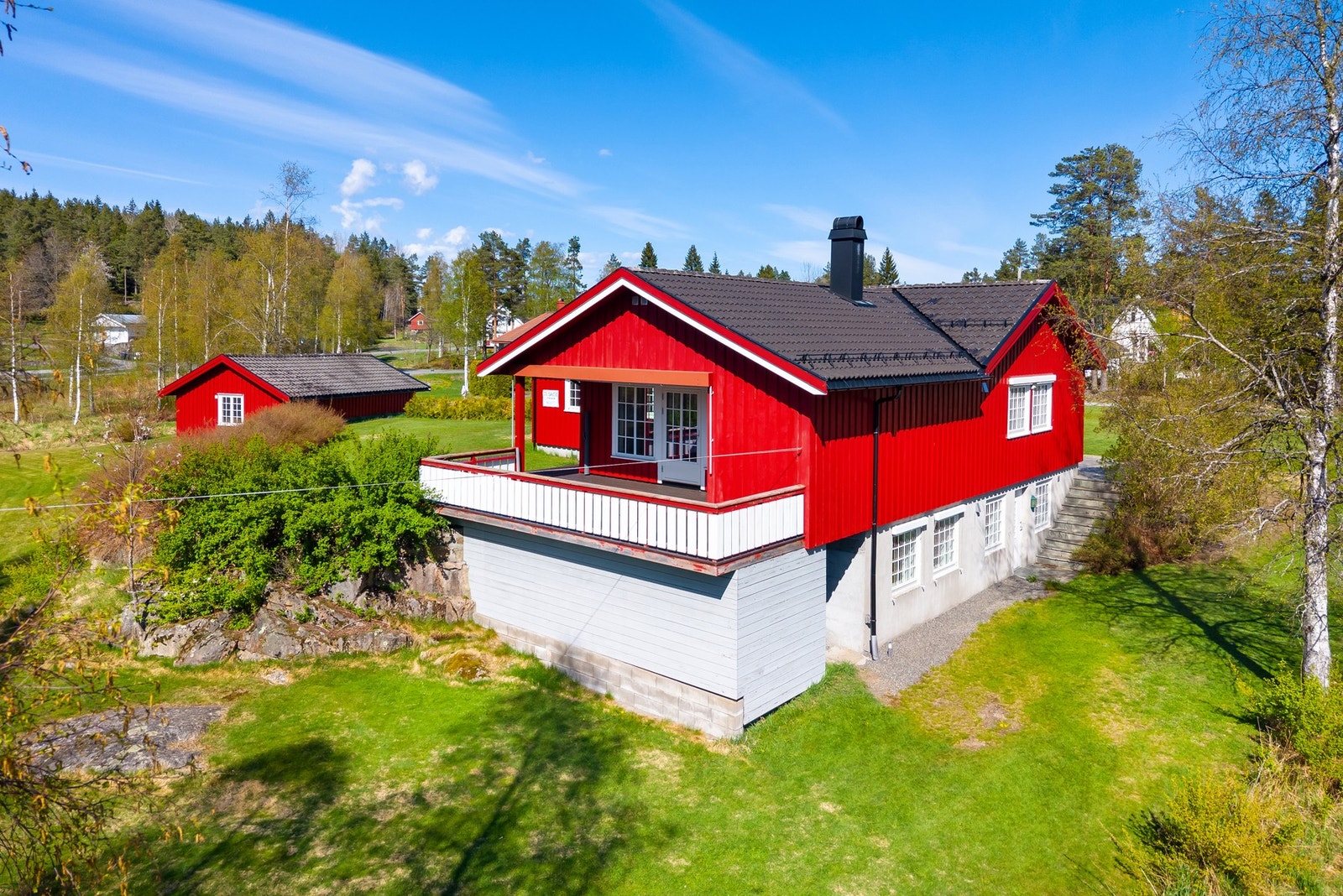 Boligen ligger på en attraktiv og koselig tomt med gode solforhold! Galleribilde
