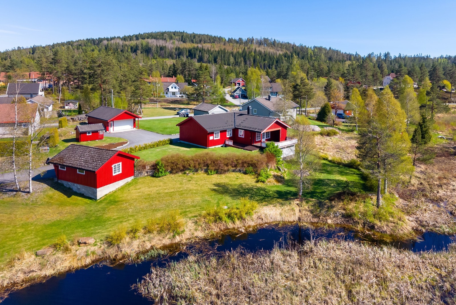 Enebolig med stor tomt og to garasjer. Galleribilde