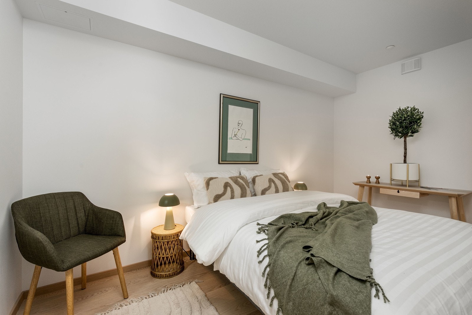Soverommet har god plass til en dobbeltseng, med tilhørende nattbord på hver side. Bilde fra L406 Galleribilde