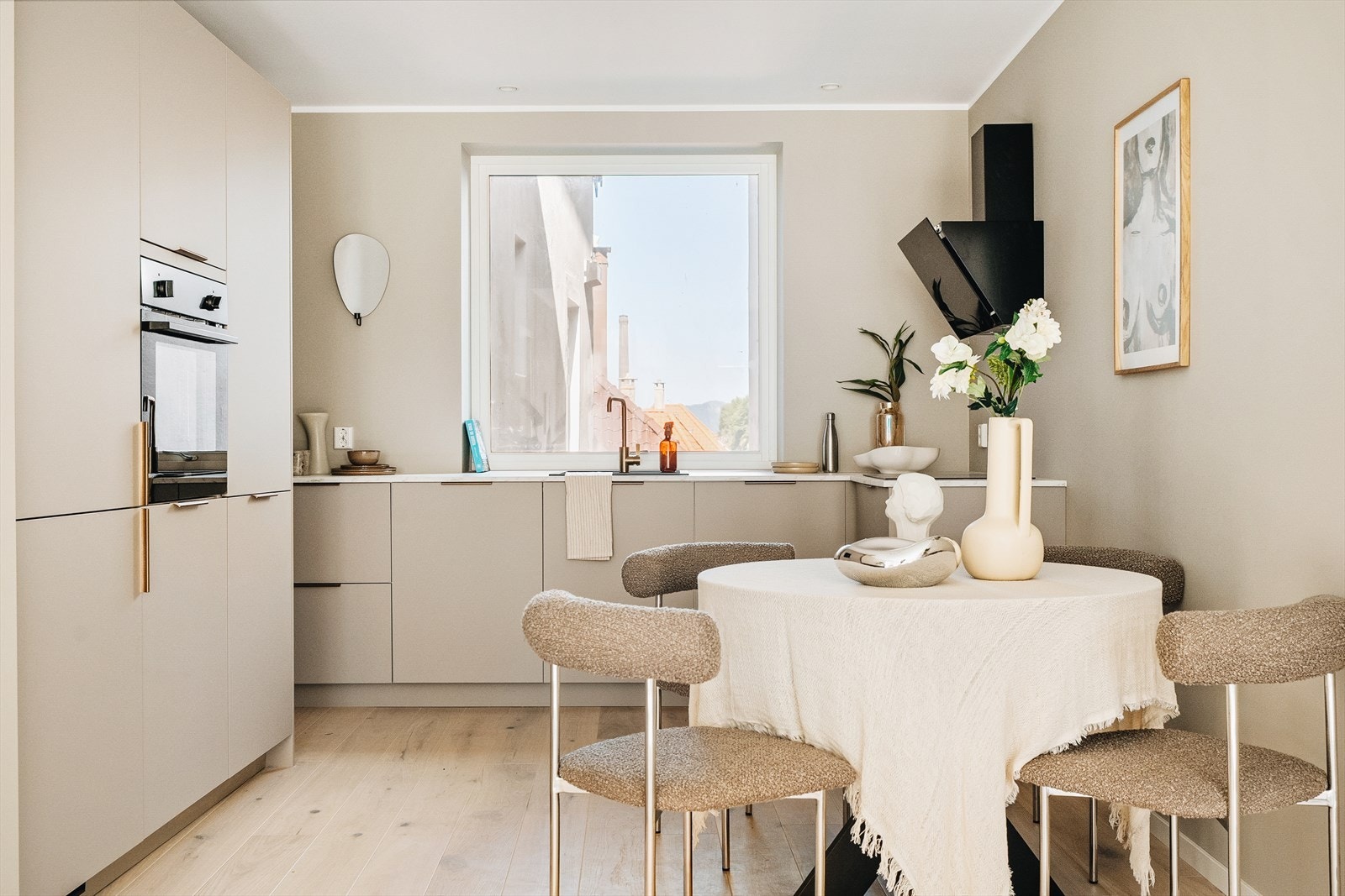 Det er god plass til å innrede med spisebord som et naturlig skille mellom kjøkken og stuen. Galleribilde