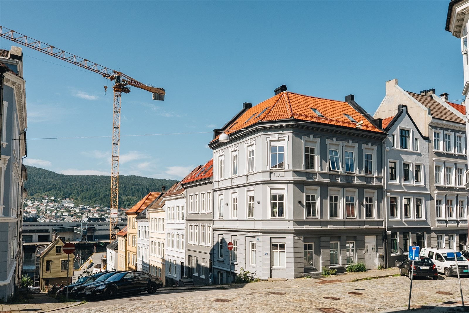 Fasaden er også oppgradert kombinert med nye vinduer, ytterdører og branndører der kravene tilsier det. Leiligheten har en meget sentral, urban og ettertraktet beliggenhet på byens mest sjarmerende halvøy, også kjent som idylliske Nordnes. Galleribilde