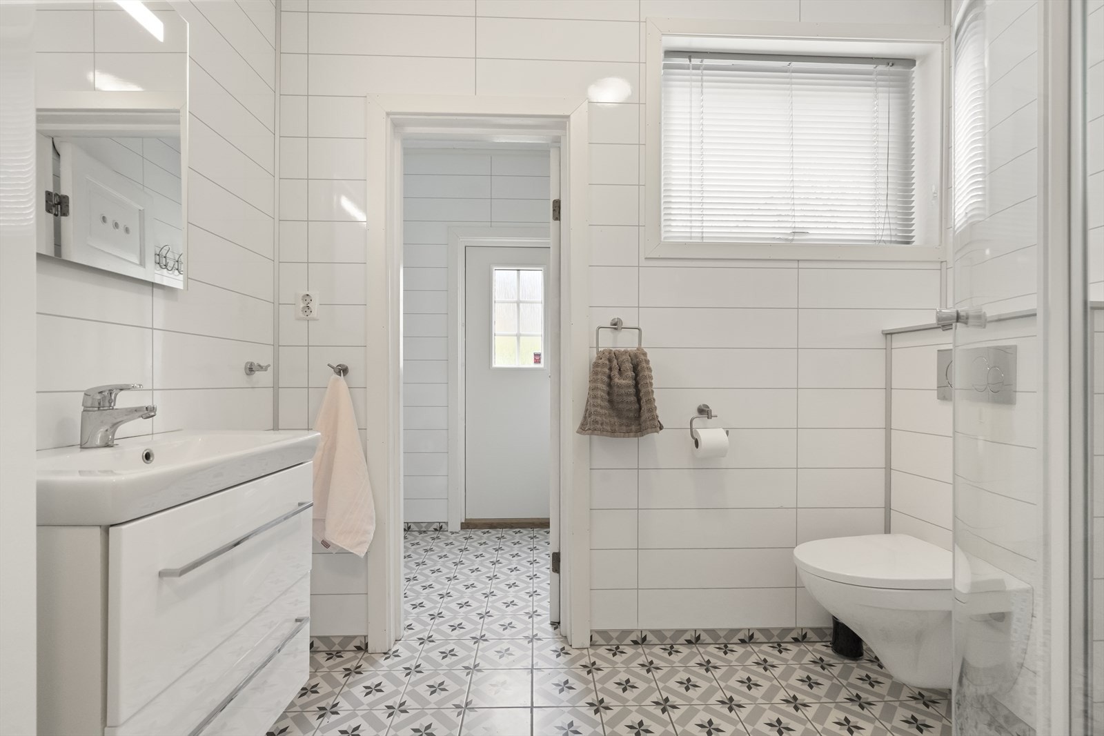 Badet vart oppgradert i 2015 med flislagt golv med varme, vegghengt toalett og baderomsplater på veggane. Galleribilde