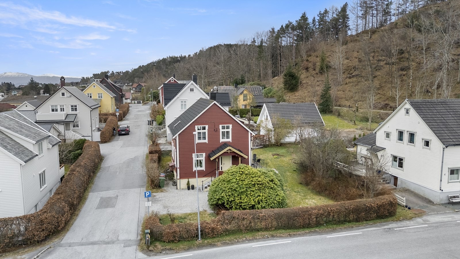 Her bur du i eit roleg og etablert bustadområde i Florø, med gangavstand til skular, butikkar og turområde. Galleribilde