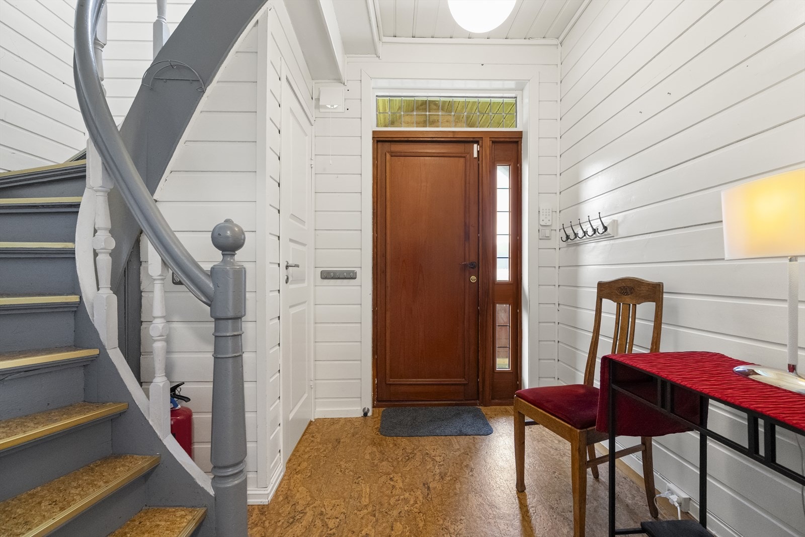 Velkommen inn! Vindfang med måla panel på veggane og trapp opp til loftsetasjen. Galleribilde