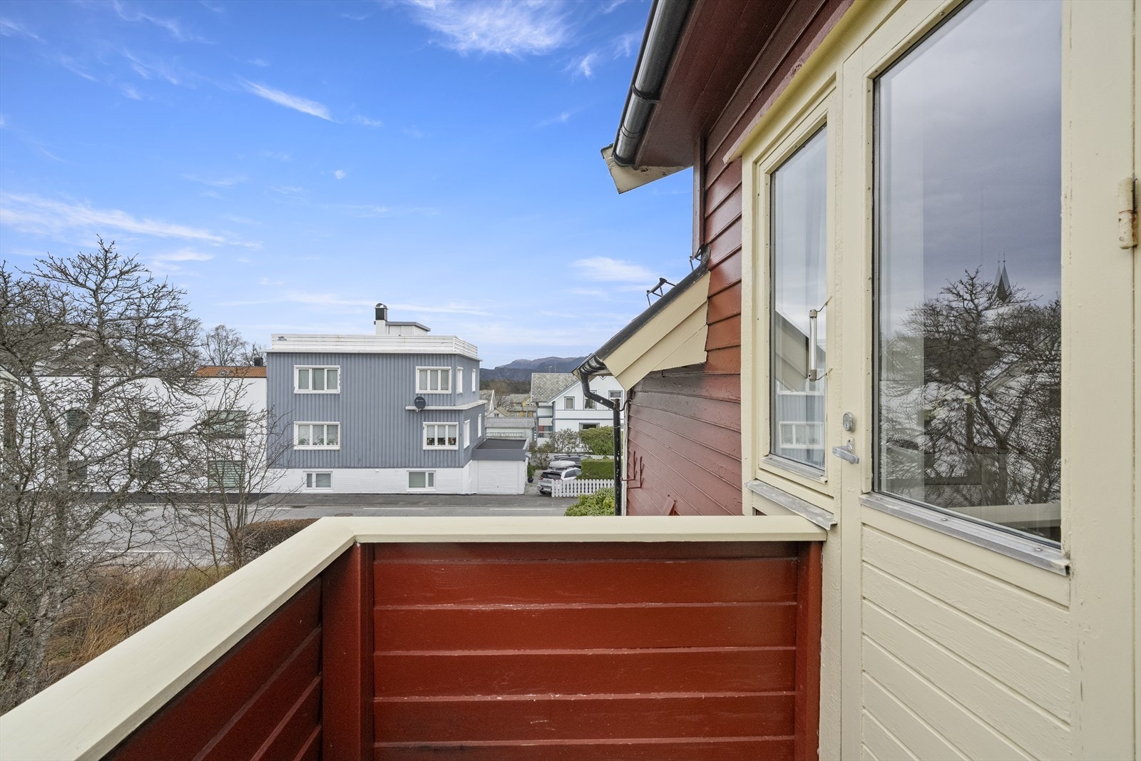 Frå loftsetasjen er det utgang til ein vestvendt balkong Galleribilde