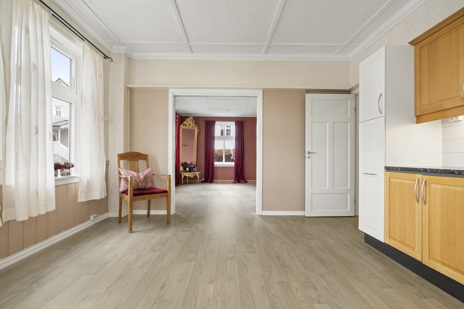 Frå kjøkkenet er det open tilkomst til stova, noko som skaper ei sosial og luftig sone. Galleribilde
