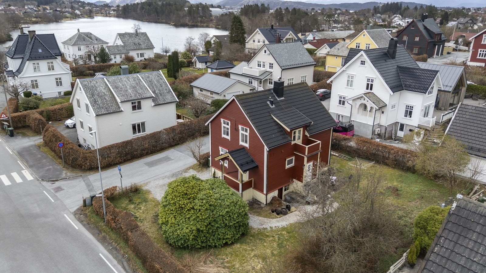 Med Decra-takplater frå 2005, rehabilitert pipe, etterisolert, ny kledning på 2 veggar og nye vindauge er dei ytre rammene godt tekne vare på. Galleribilde