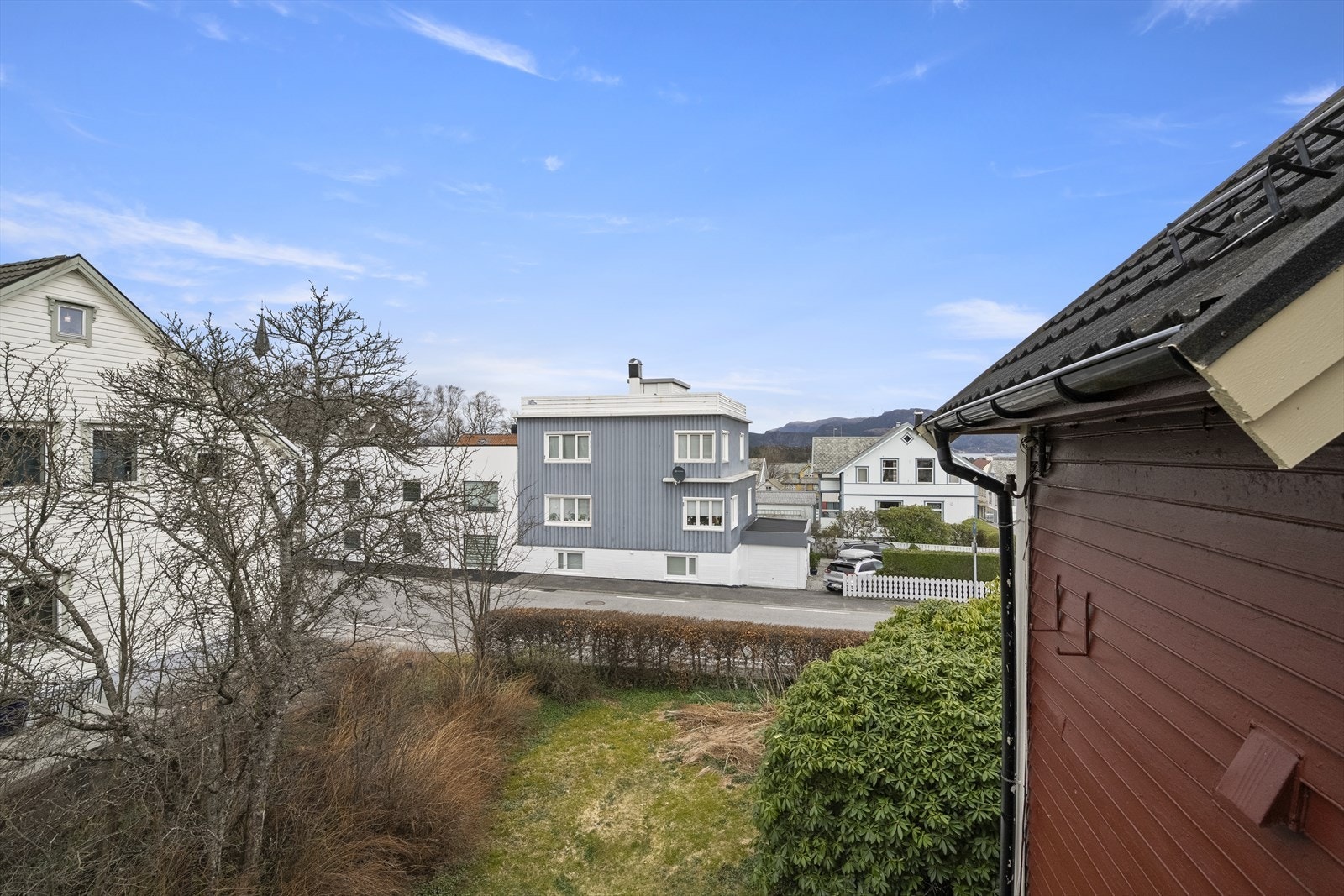 Frå balkongen er det utsikt over nærområdet. Galleribilde