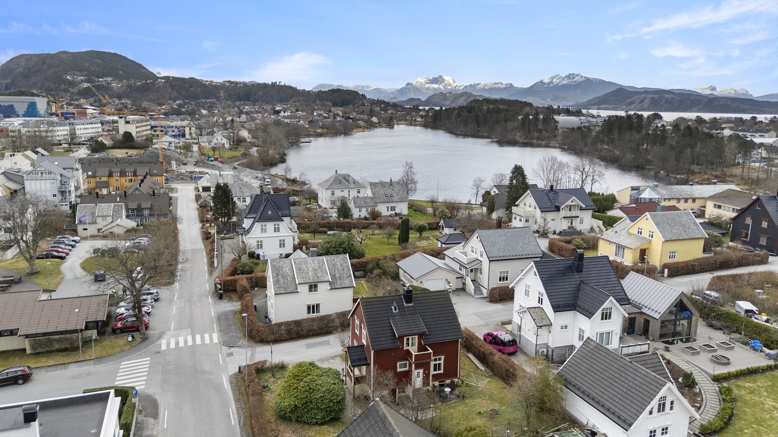 Eigedomen ligg i eit etablert og barnevennleg nabolag med nærleik til Florø barneskole. Galleribilde