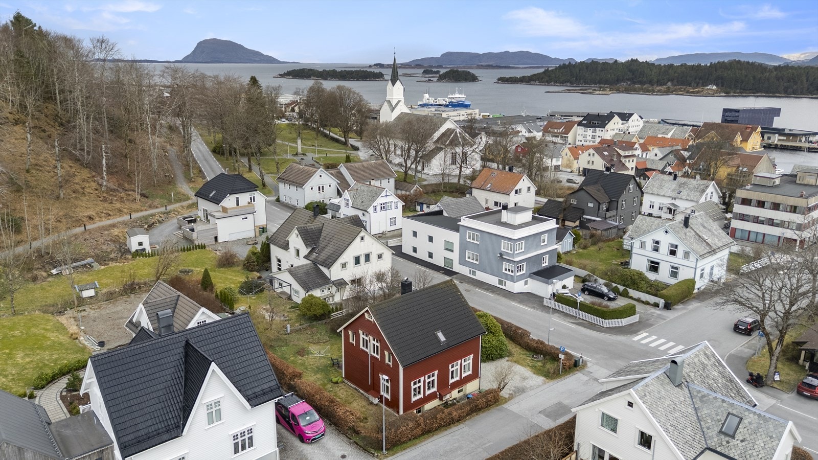 Frå eigedomen er det kort veg til Florø sentrum med alle sine fasilitetar Galleribilde