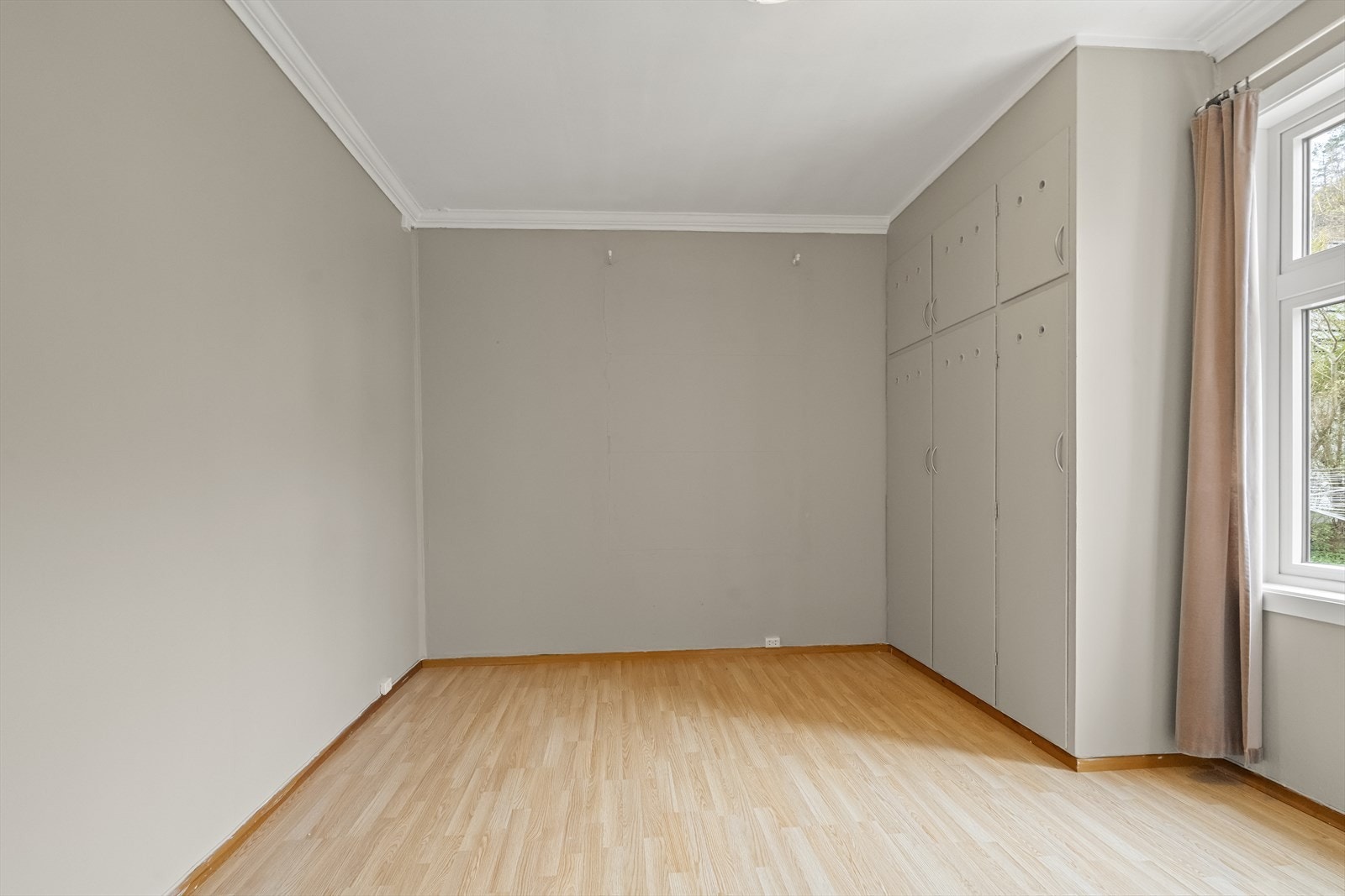 Soverommet i første etasje er på 13 m² og har plassbygde garderobeskap. Galleribilde