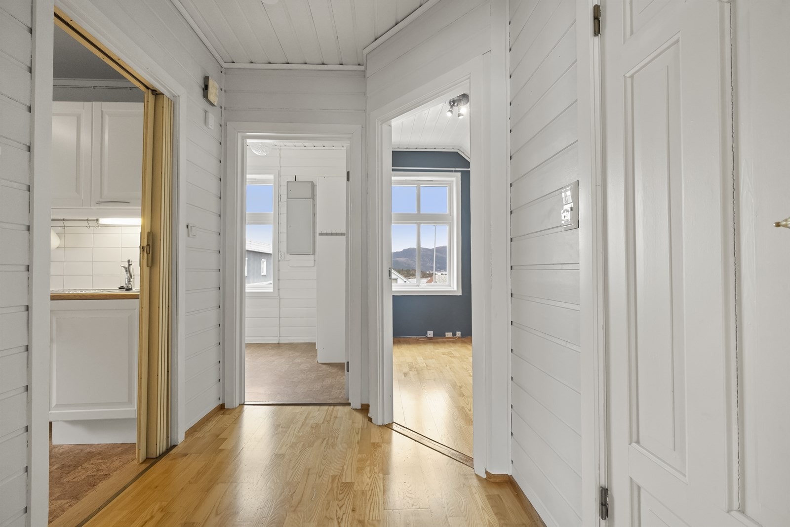 Gangen på loftet knyter saman stove, kjøkken og soverom. Galleribilde