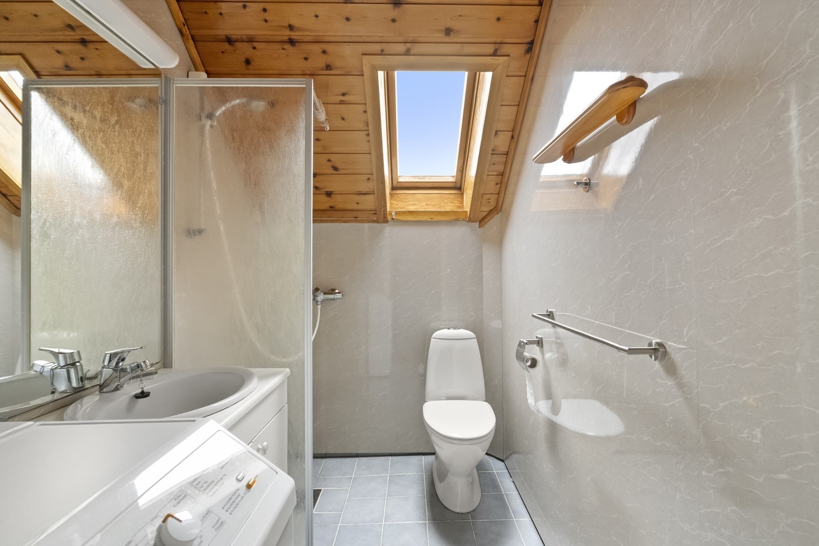Badet på loftet har golvvarme, dusjnisje og opplegg for vaskemaskin. Oppgradert med Fibo-plater i 2015. Galleribilde