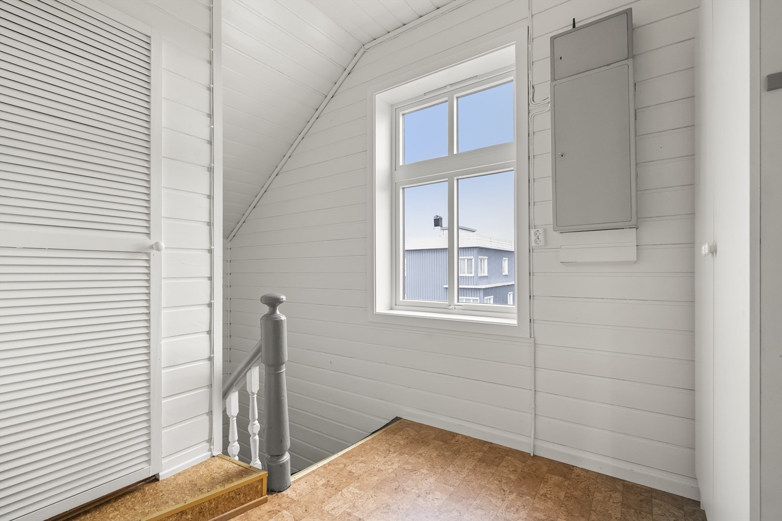 Trapperommet på loftet har måla panel og tilkomst til dei ulike romma i etasjen. Galleribilde