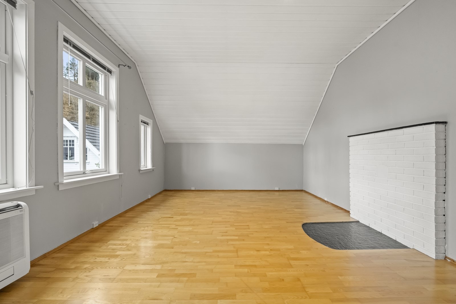 Loftstova har parkettgolv og ei eiga luft-til-luft-varmepumpe frå 2011. Galleribilde