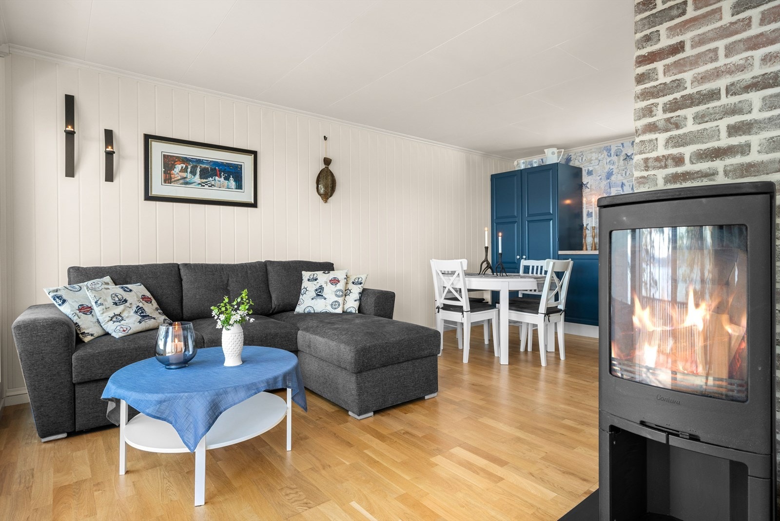 Velkommen inn! Stuearealet er åpnet opp og utvidet med god plass til både sofakrok og spisebord. Galleribilde