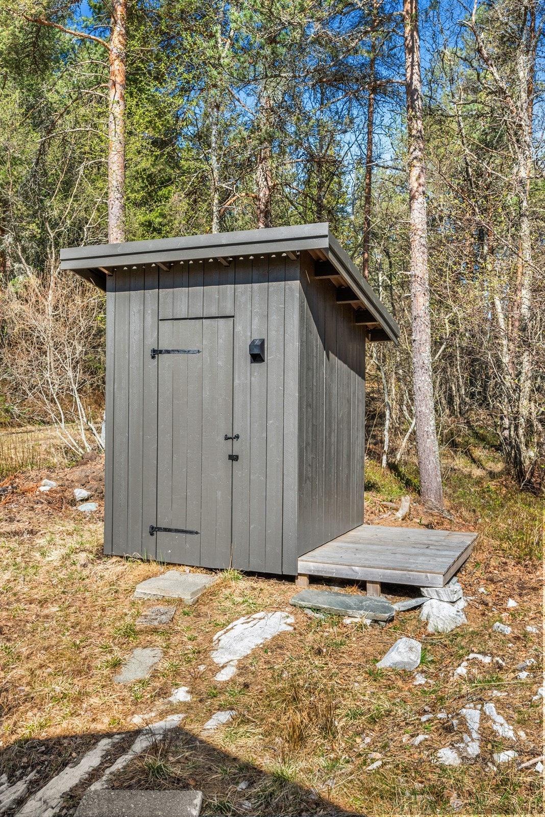 Utetoalett. Galleribilde