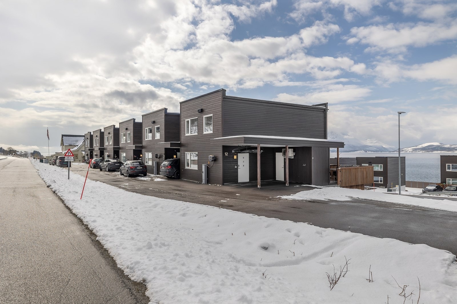 Felles adkomst i rekken og carport ved inngang Galleribilde