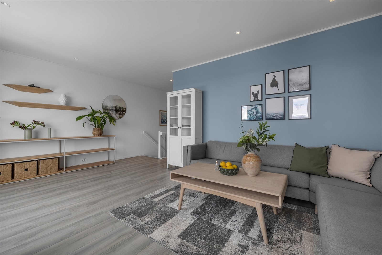 Moderne og praktiske løsninger med flere soner og bad i alle etasjer Galleribilde