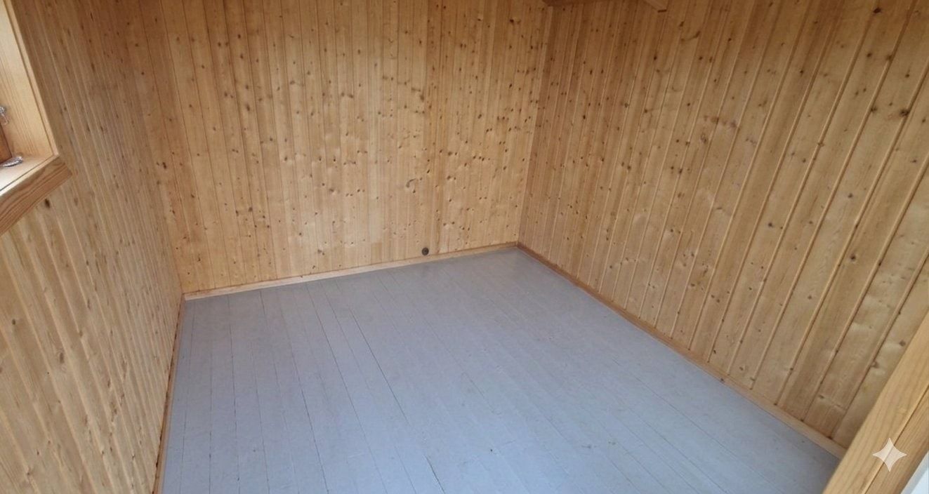 Anneks med malt furugulv og furupanel på vegg. Innlagt strøm. Foto: eier. Galleribilde