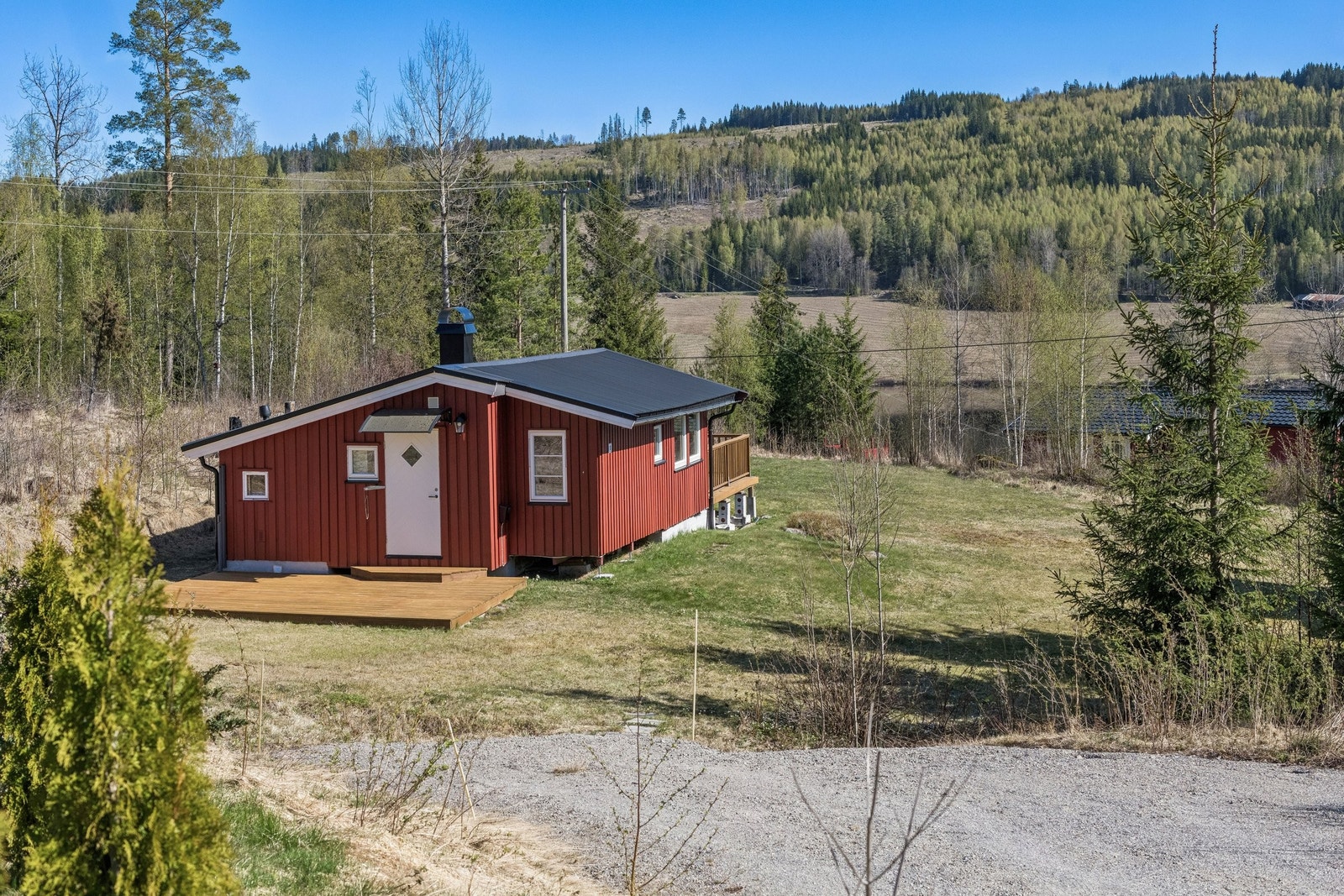 Parkeringsplass på egen tomt foran hytta. Galleribilde