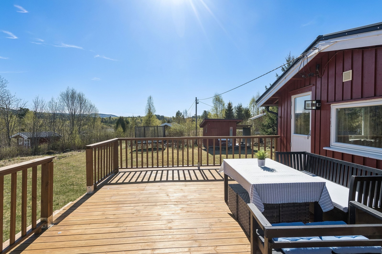 Terrassen måler 29 m² og ble beiset i 2025. Galleribilde
