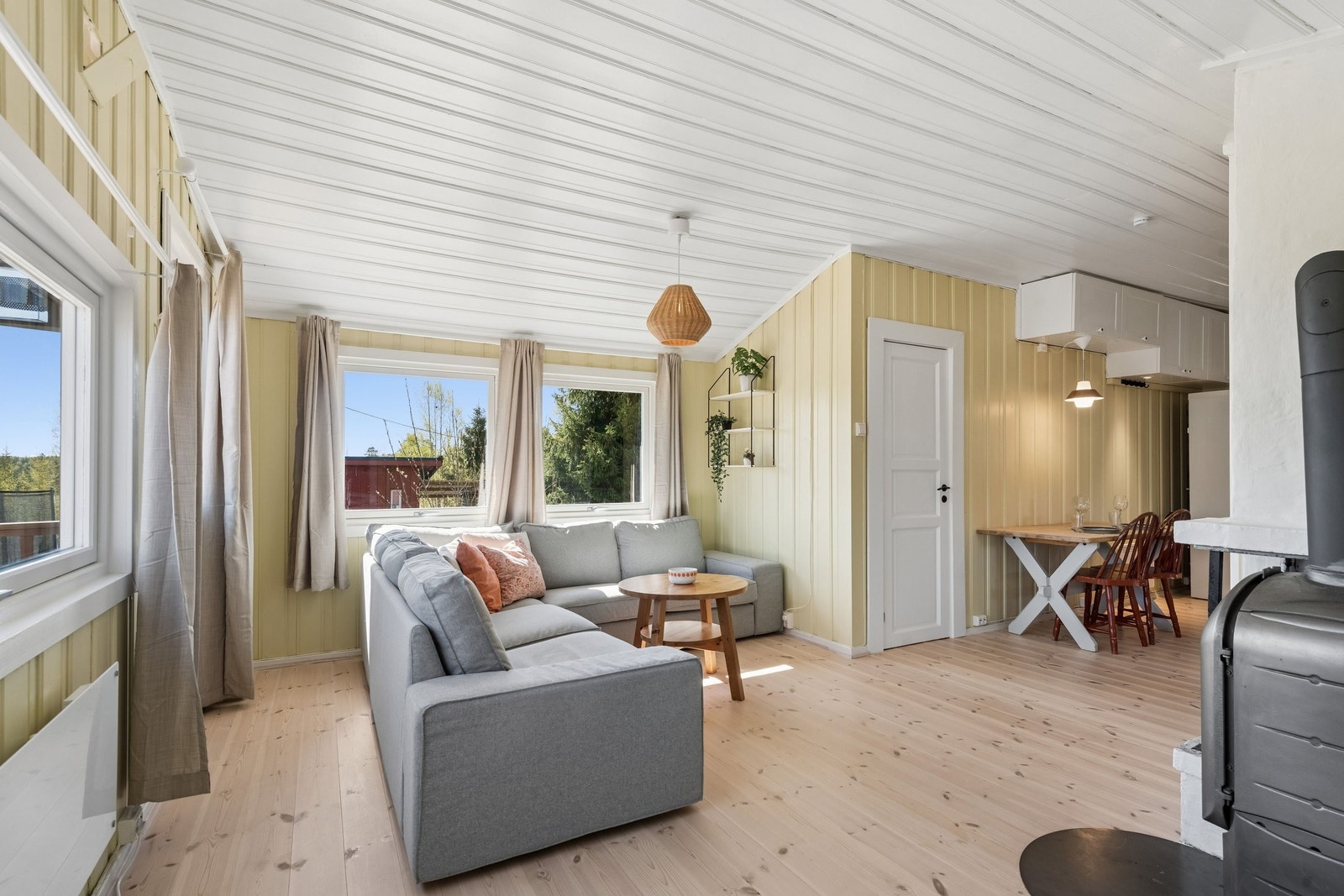 Stue: Plass til hjørnesofa. Utgang til terrasse. Galleribilde