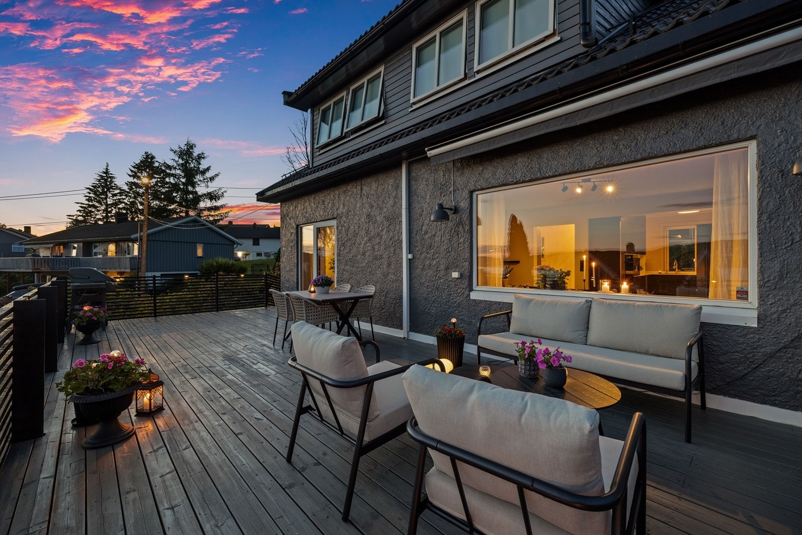 Terrassen har markise, utebelysning og god plass til longe og grill. Galleribilde