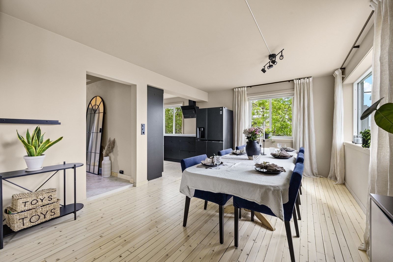 Husets sosiale allrom ligger i inngangsetasjen og består av stue og kjøkken i åpen løsning. Galleribilde