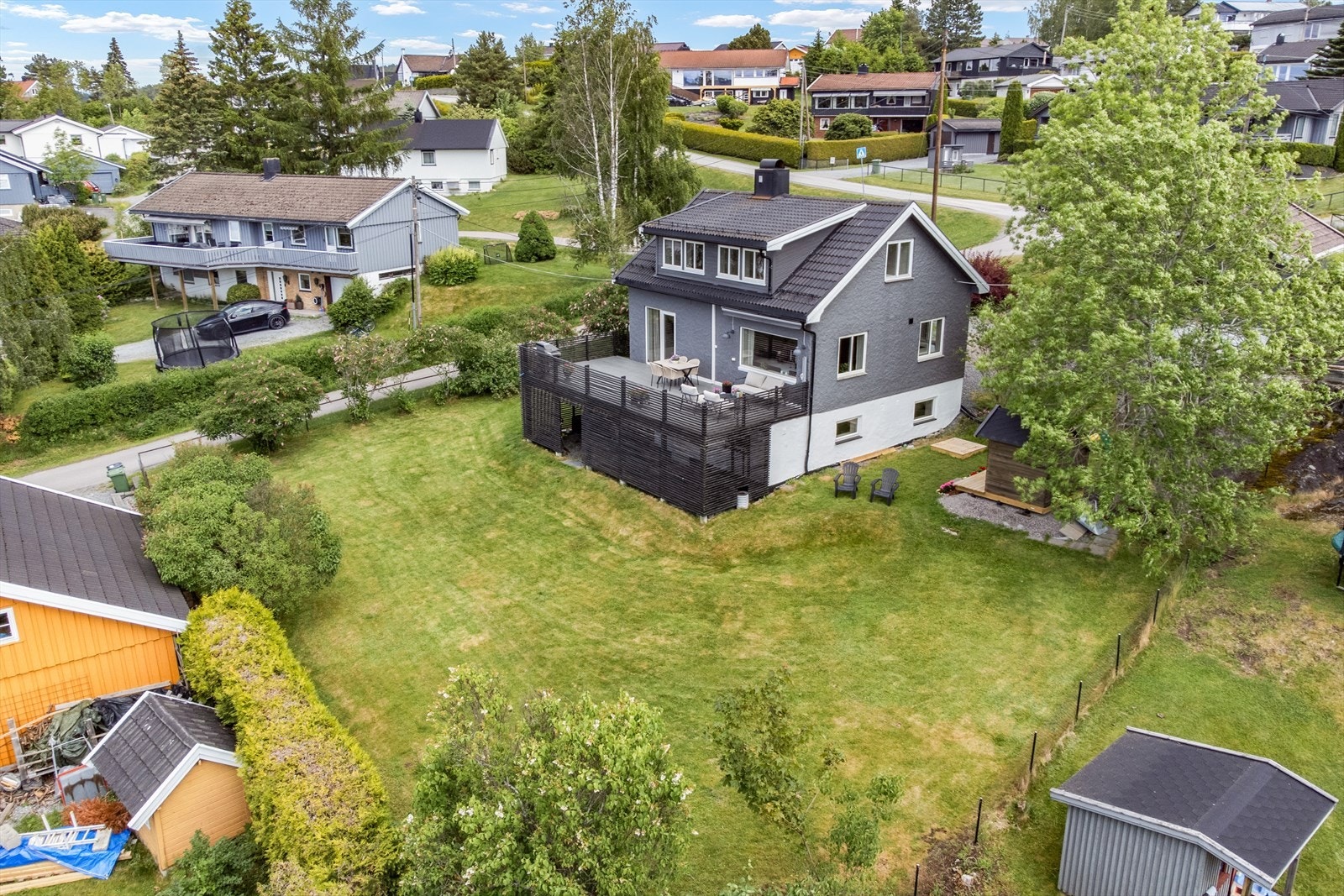 Romslig hjørnetomt med frodig hage og pen beplantning. Galleribilde