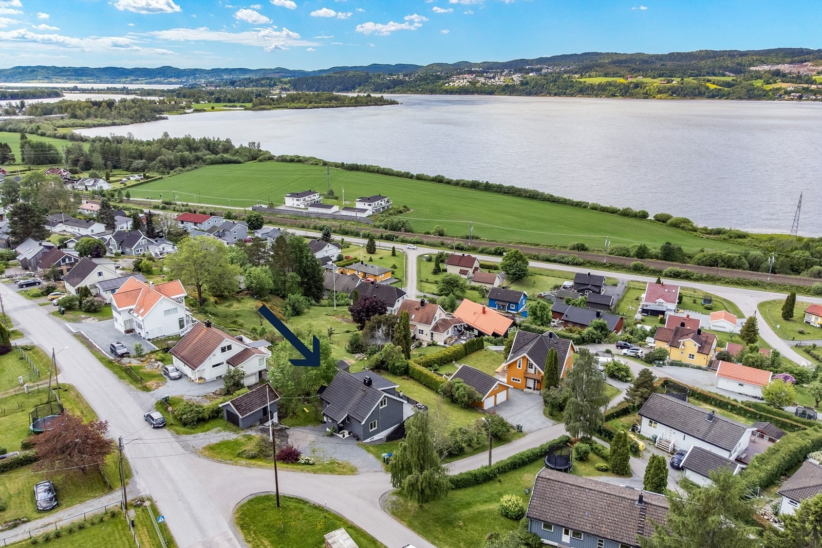 Kort vei til skoler, barnehager, buss og tog. Et naturlig valg for en barnefamilie som ønsker å bo rolig og stille, men likevel sentralt. Galleribilde