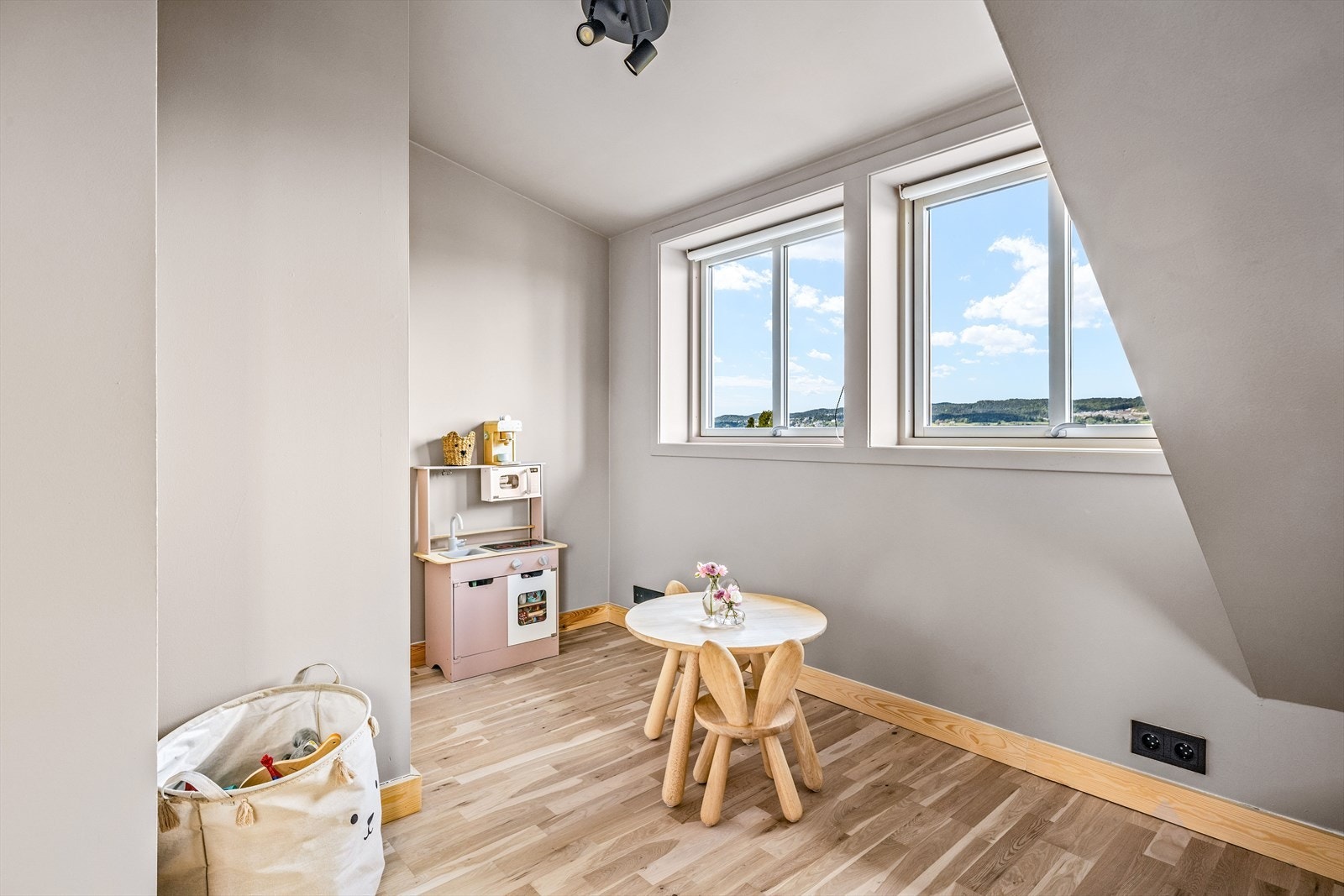 Soverom 2 egner seg godt som barnerom, gjesterom eller kontor. Galleribilde