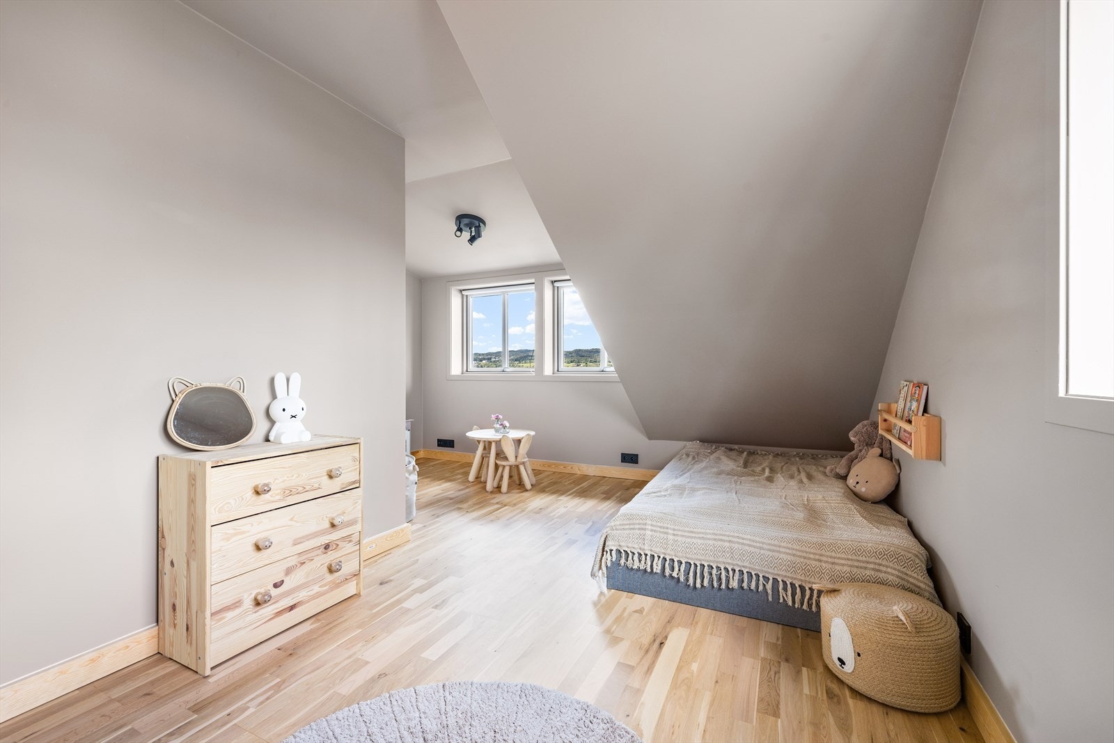 Soverom 2. Gulvene er slipt med hvitpigmentert lakk. Galleribilde