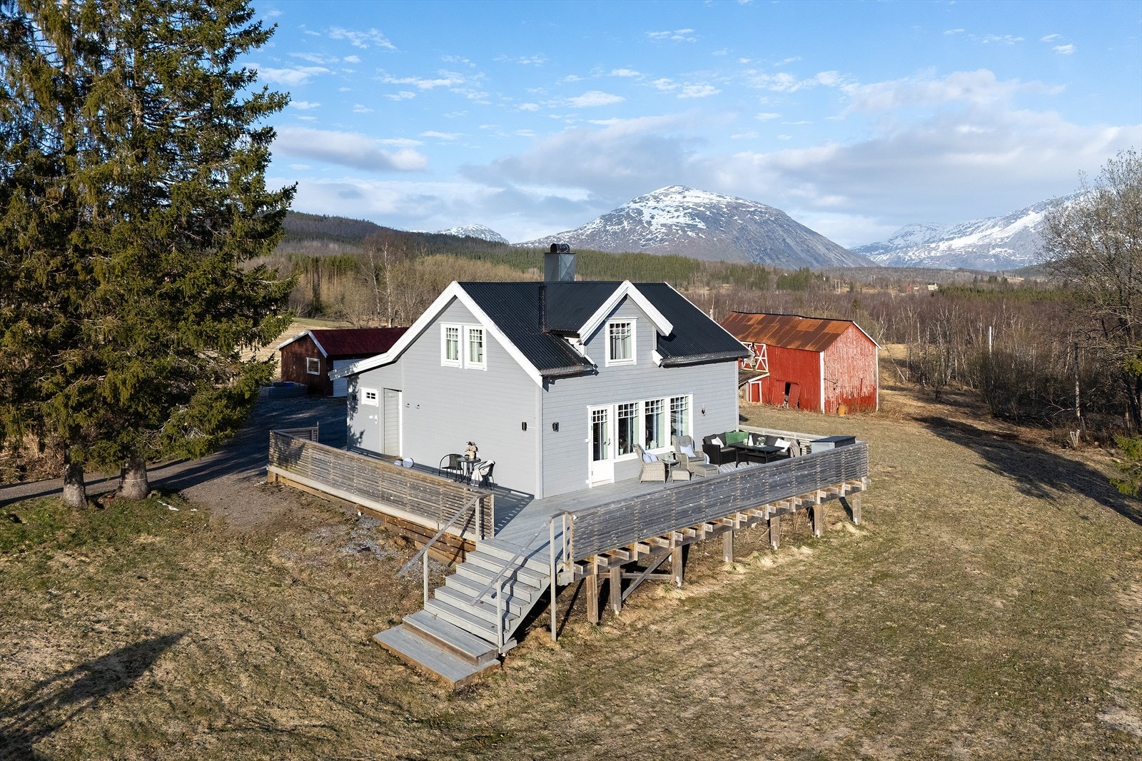 Nyere kledning fra 2019, etterisolert med 5 cm og primært 3-lags vinduer fra 2019-2020 Galleribilde