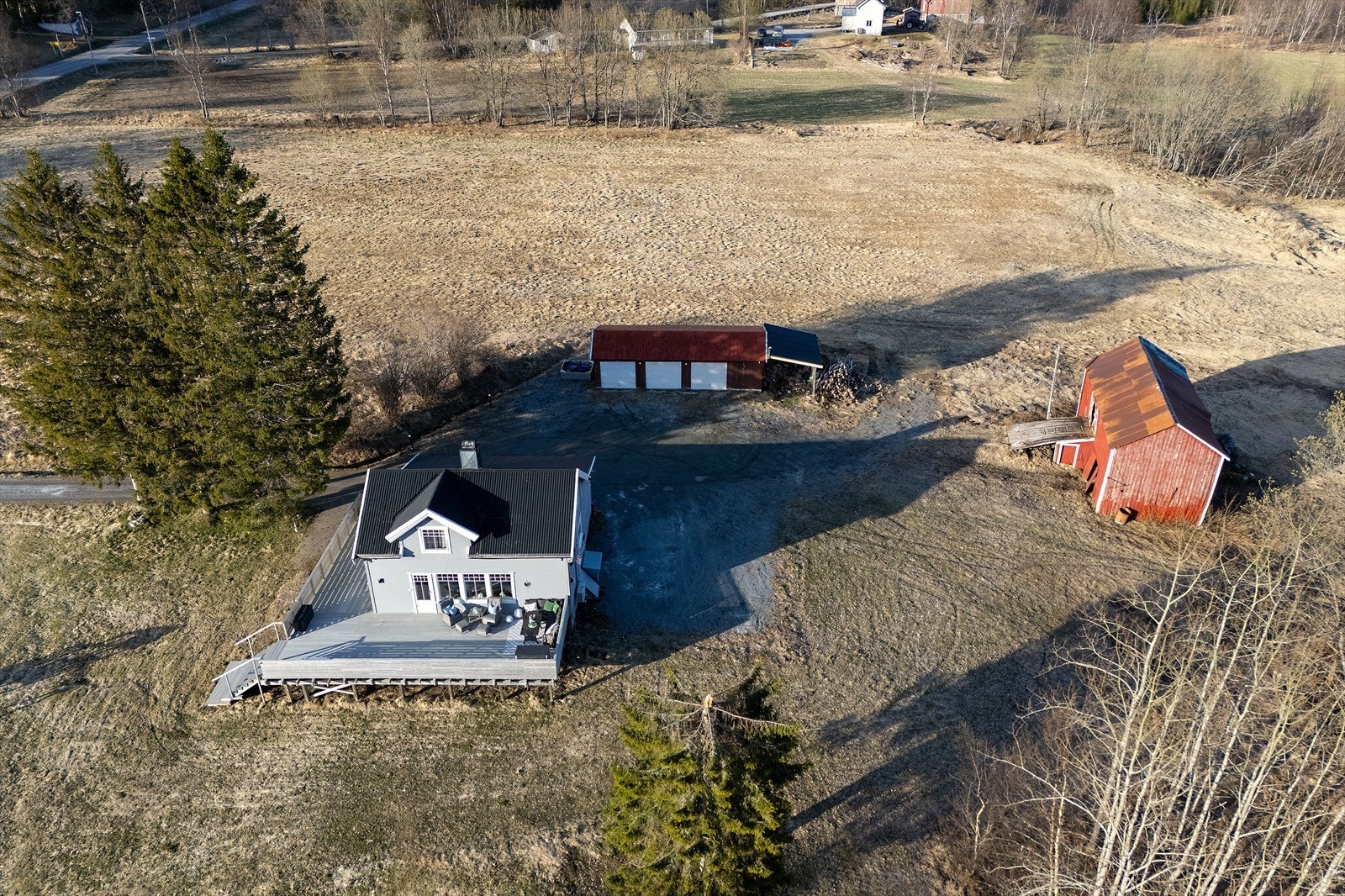 Innholdsrikt tun med enebolig, garasje/lagerbygg, eldre uthus/fjøs og romslige utearealer Galleribilde