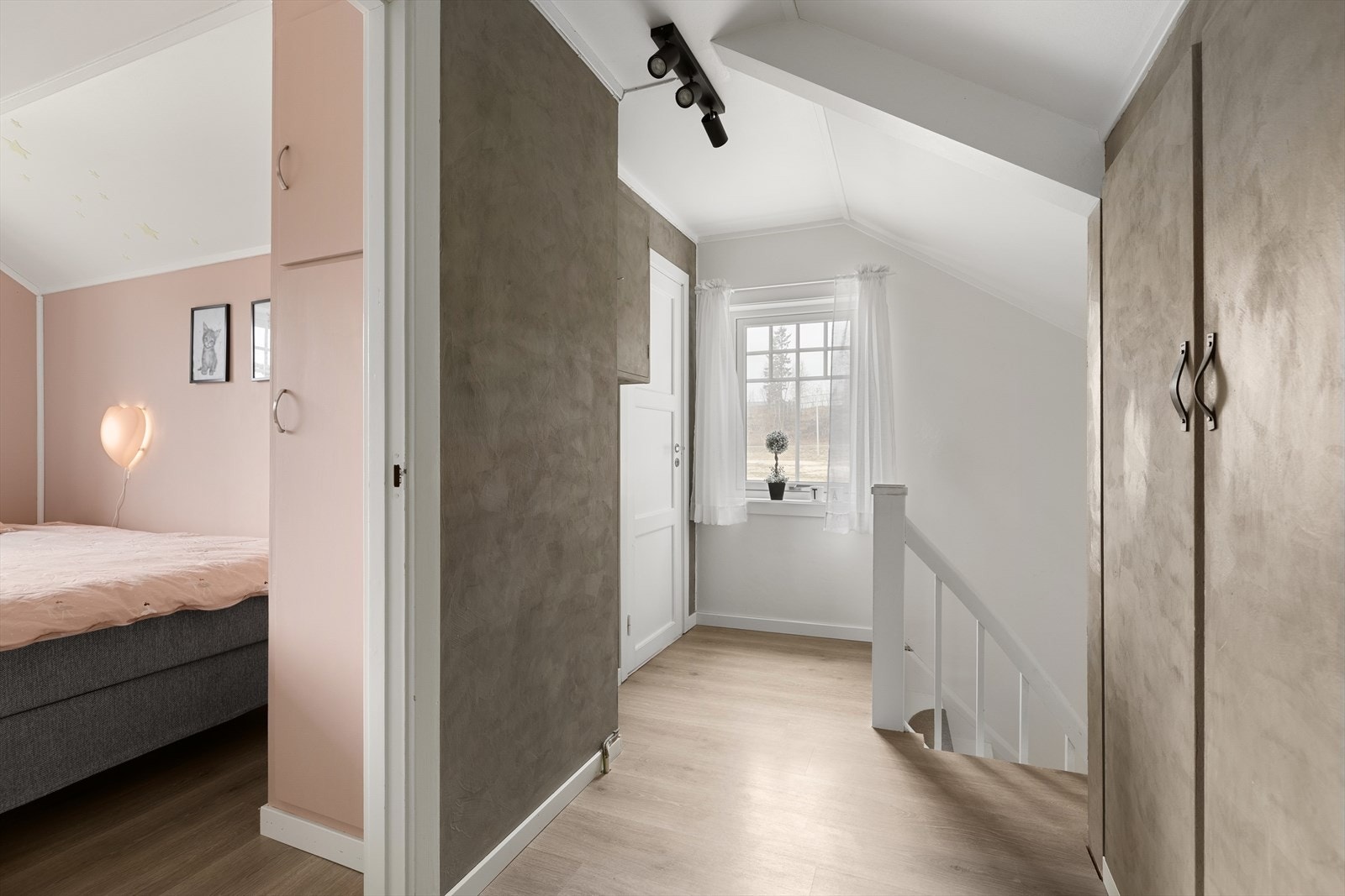 Bod inn den første døren ved trappen Galleribilde