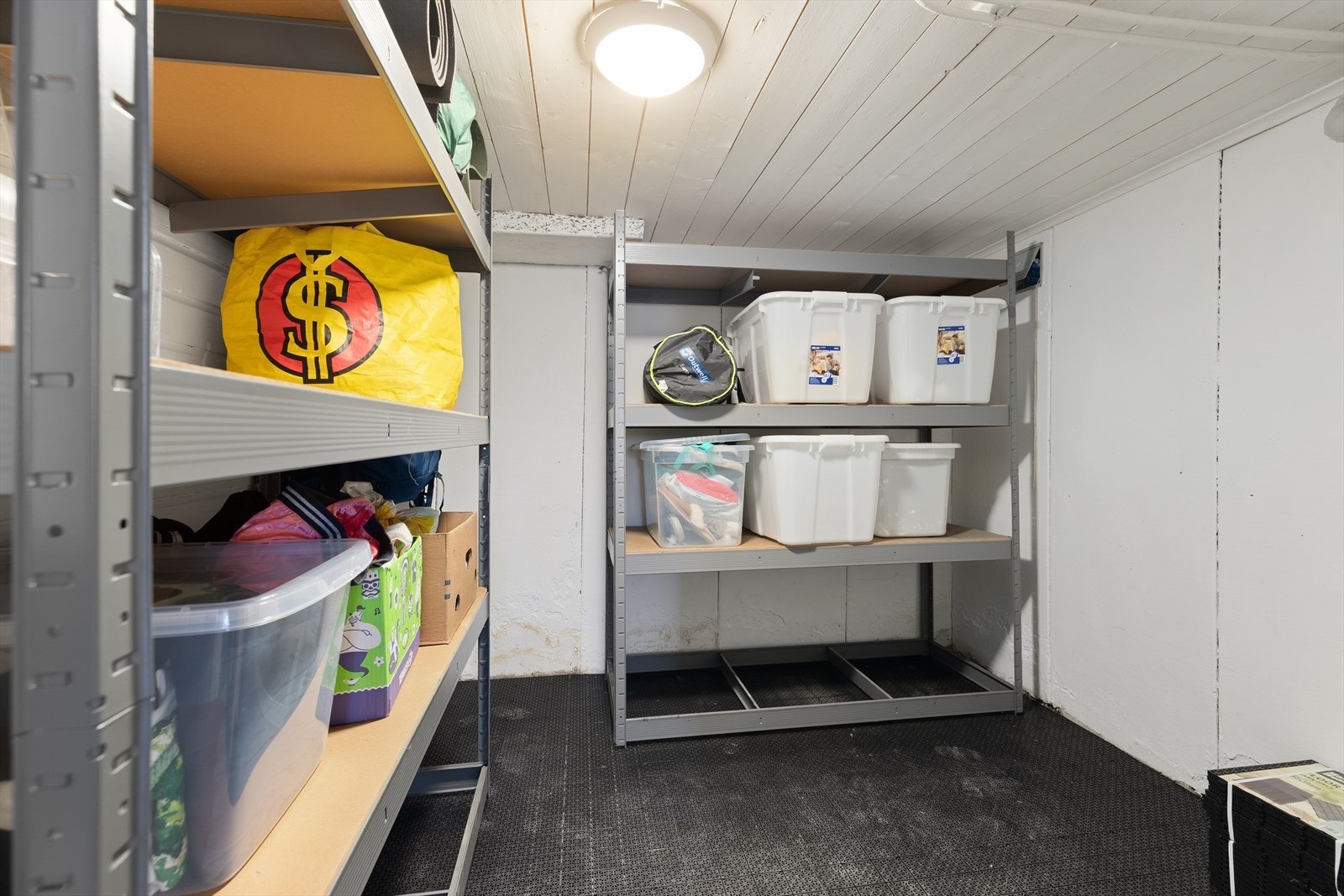 Kjeller med gang og praktiske bodarealer. Se tilstandsrapport for utfyllende informasjon. Galleribilde