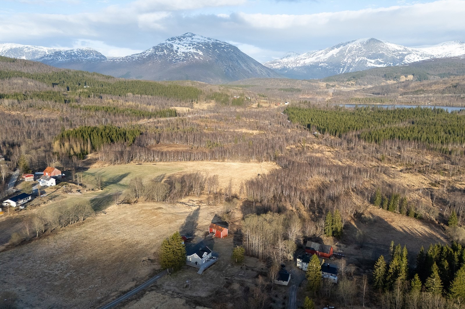 Eiendommen ligger fint og tilbaketrukket til på Kvitblik, i et område preget av spredt boligbebyggelse, landbruksarealer og friområder. Galleribilde