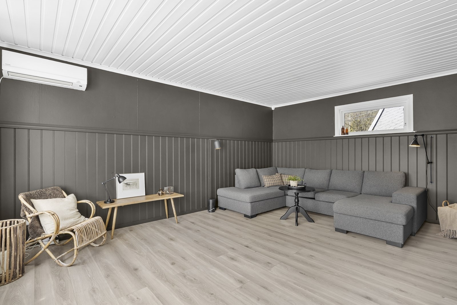 Romslig stue med god plass til en stor sofagruppe. Galleribilde