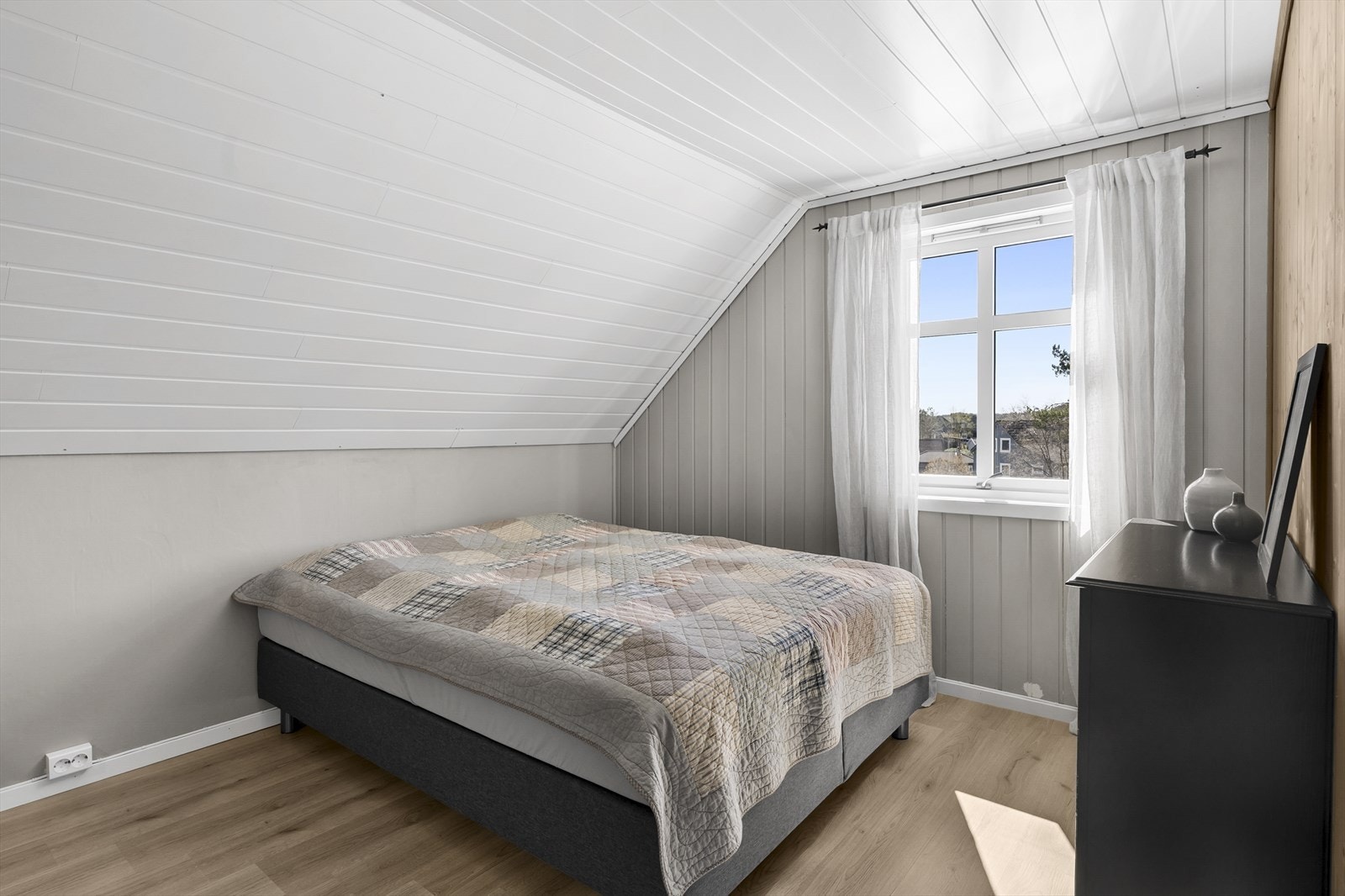Rommet har god plass til dobbeltseng Galleribilde