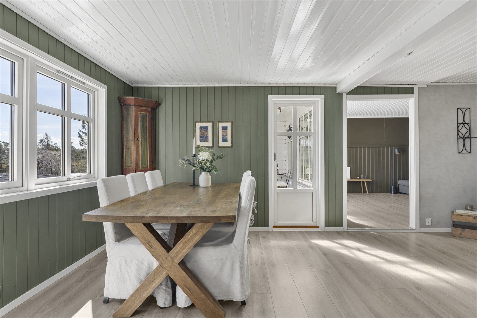 Fra spisestuen er det åpen tilgang til stuen, noe som gir en god romfølelse. Galleribilde